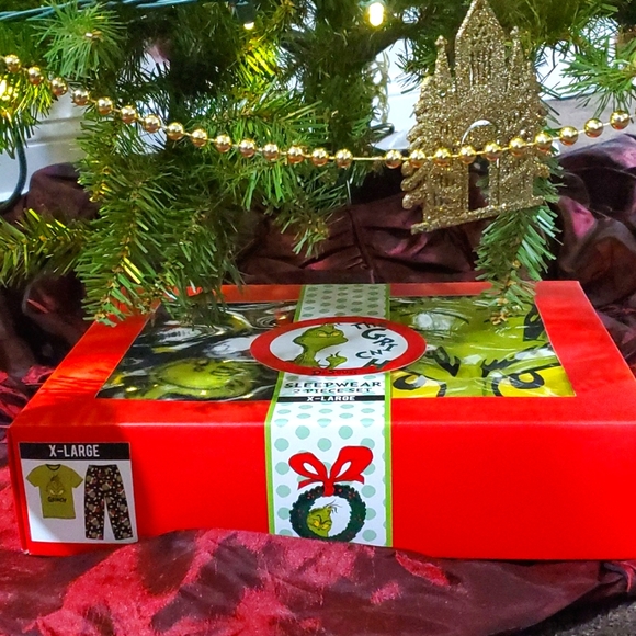 NIB: 🤵♂UNISEX🙍♀️GRINCH PAJAMA SET ✨️BONUS: GRINGH SOCKS✨️ - Picture 6 of 8